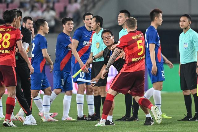 中国男足亚运队2比1逆转战胜朝鲜队，收获名古屋亚运会开门红